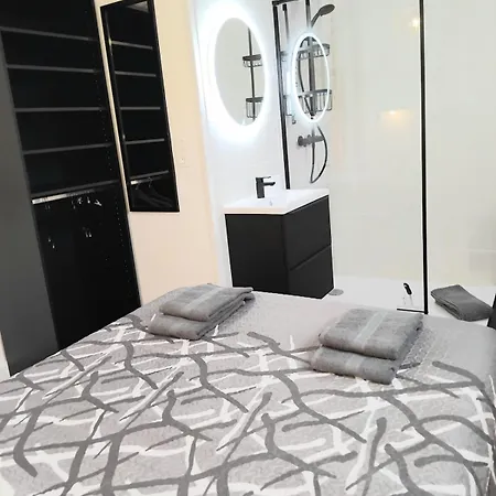 House With 5 Bedrooms And Hot Tub 아파트 생시프리앙