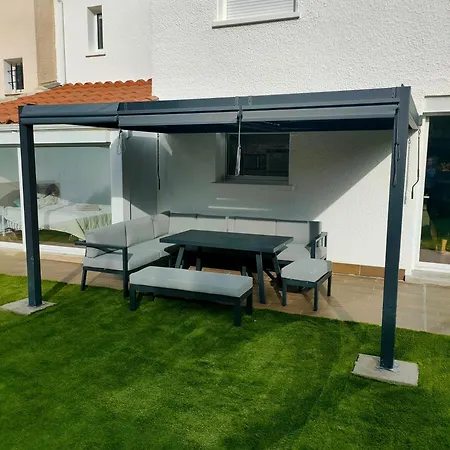 아파트 House With 5 Bedrooms And Hot Tub