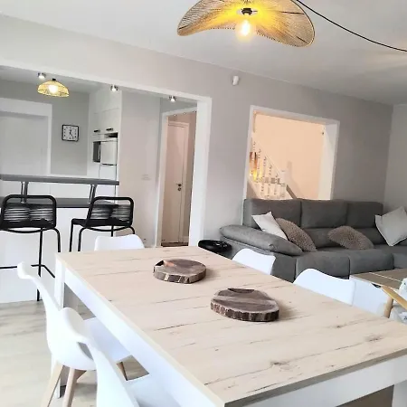 House With 5 Bedrooms And Hot Tub 아파트 *