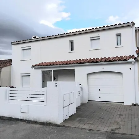 House With 5 Bedrooms And Hot Tub 아파트 생시프리앙