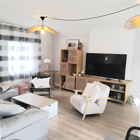아파트 House With 5 Bedrooms And Hot Tub